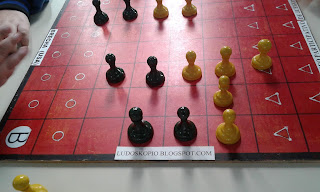 tablero de un juego estadounidense con peones de ajedrez