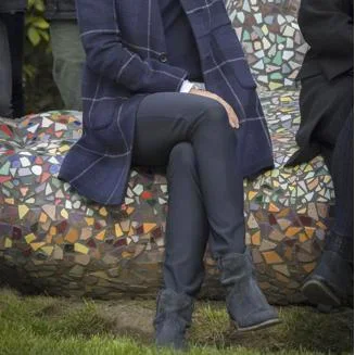 Mary portait un nouveau manteau, un pantalon, une chemise, un pull et ses bottines ISABEL MARANT