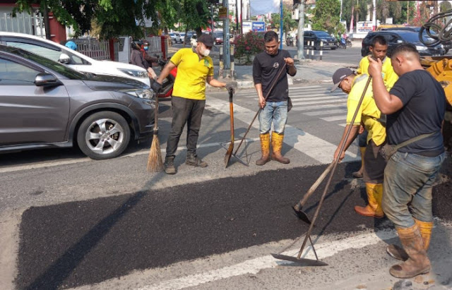 Dinas PU Kota Medan Benahi Jalan Rusak di Medan Timur Dan Tembung  