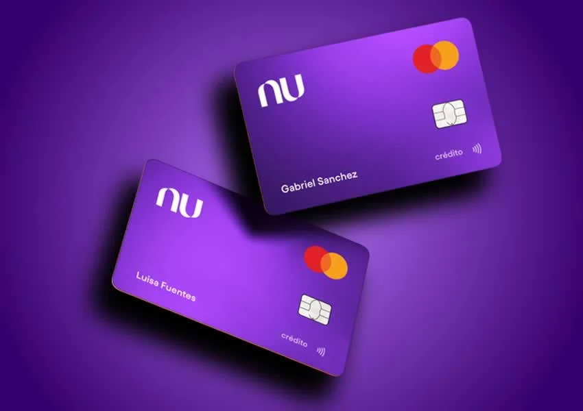 A imagem mostra dois cartões de crédito do nubank fazendo referencia a marca.