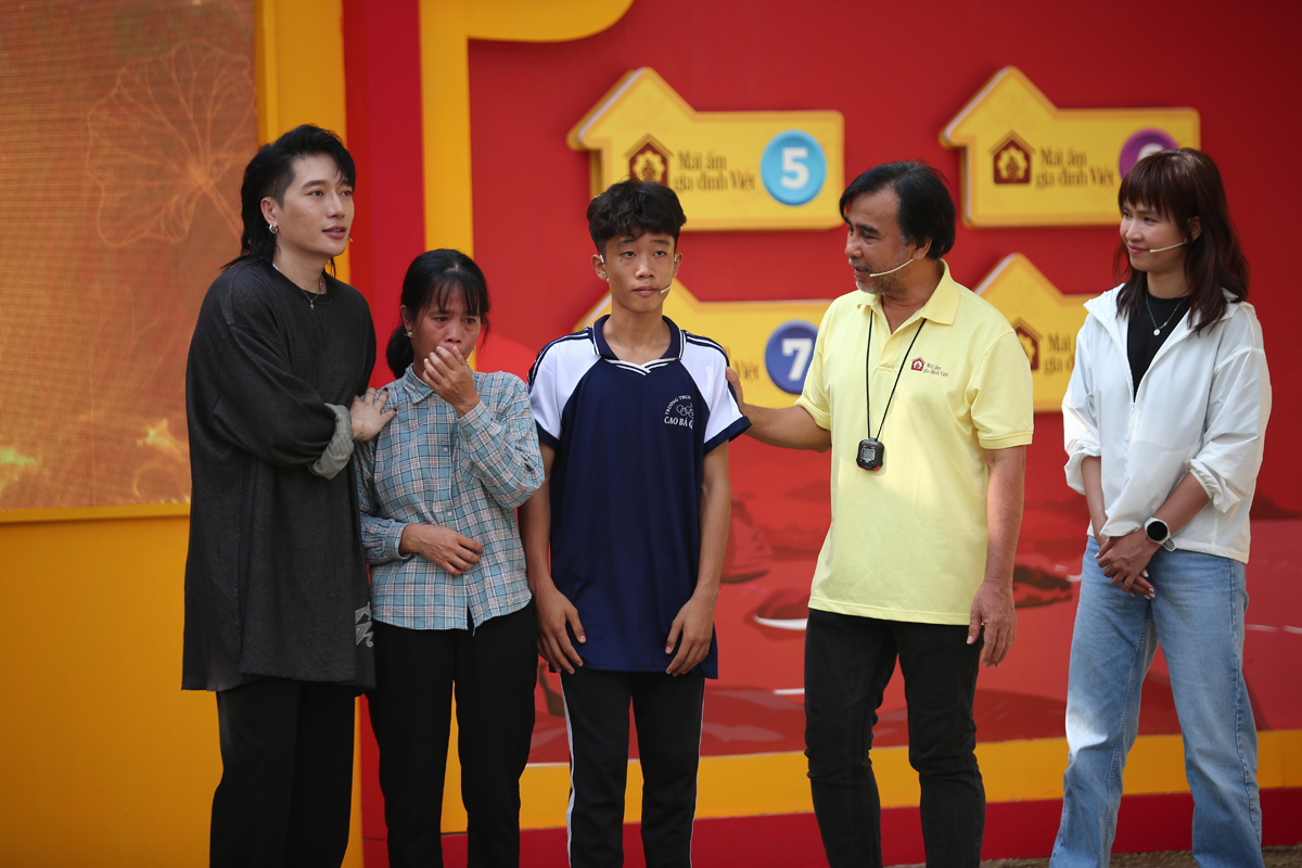MC Quyền Linh cảm phục cách dạy con thành người tử tế của người mẹ nghèo tại Mái Ấm Gia Đình Việt
