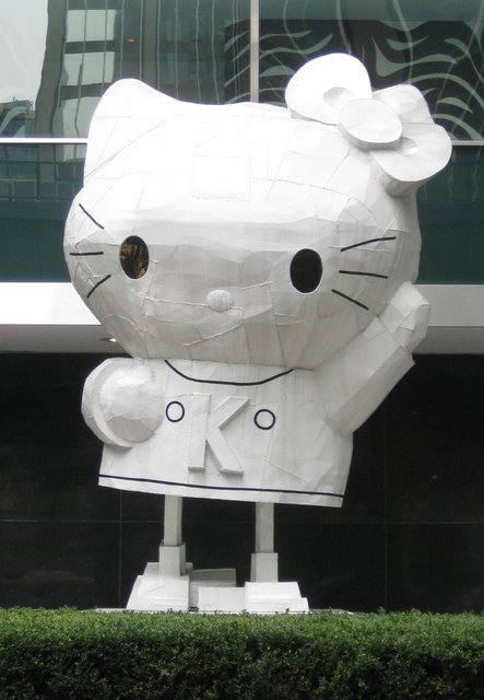 Hello Kitty Store In New York. Hello Kitty Statue in New York