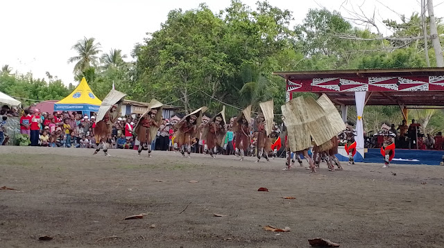 Anak muda dari beberapa tempat di Tambrauw melakukan tarian yang menceritakan sejarah asal-usul masyarakat Biak-Karon. Latihan yang mereka lakukan hanya sepuluh hari, tetapi koreografi yang mereka tampilkan begitu memukau (Afkar Aristoteles Mukhaer).