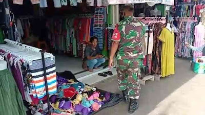 Babinsa Koramil 0621-16/Leuiwliang Ingatkan Terkait Prokes di Area Pasar Tohaga Leuwiliang.