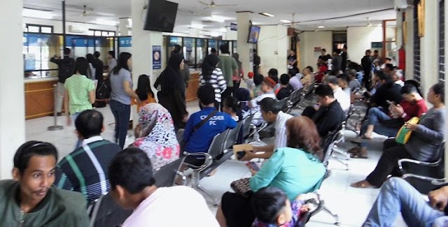 Biro Jasa Tanpa Tanda Pengenal Ramai Kunjungi Samsat Serpong