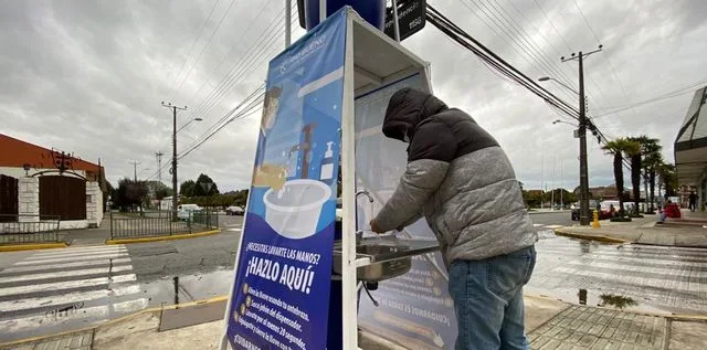 Lavamanos en el centro de la ciudad instala la Municipalidad de Río Bueno