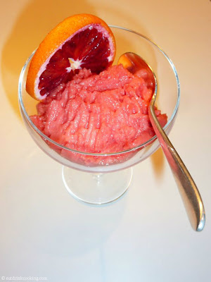 Blutorangensorbet angerichtet mit Orangenscheibe im Glas