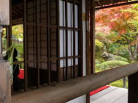 圓光寺のカマキリ（左端）さんも紅葉がみたい・・・