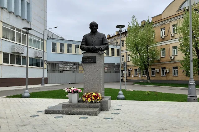 площадь Академика Доллежаля, Научно-исследовательский и конструкторский институт энерготехники имени Н. А. Доллежаля (НИКИЭТ), Научно-технический центр по ядерной и радиационной безопасности (НТЦ ЯРБ), бюст Николая Доллежаля