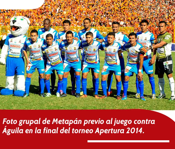 foto grupal del equipo de Metapán que logró el tricampeonato en la final del torneo Apertura 2014 de El Salvador