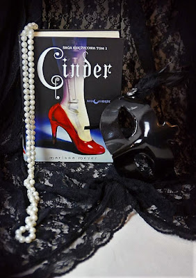 "Cinder" Marissa Meyer