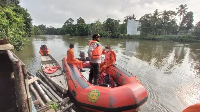 Foto Hari Ketiga mencari Anak Lima Tahun yang Tenggelam di Sungai Sekadau