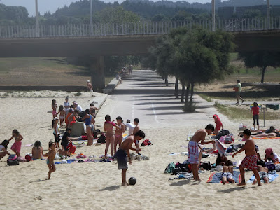 faixa de areia com pessoas na praia que se une com o Parque da Cidade do Porto
