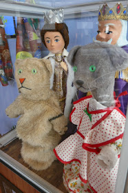 A Beautiful Day in Neighborhood Mister Rogers movie puppets