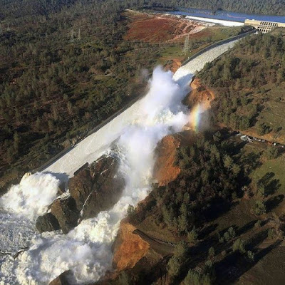 Le deversoir du barrage d'Oroville endommagé après des précipitations importantes et l'érosion de l'évacuateur de crues