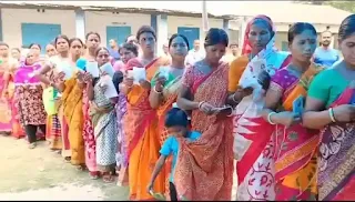 women cast vote