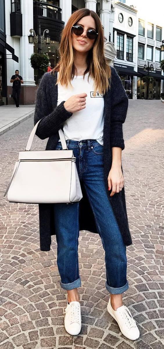 what to wear with a cardigan: t-shirt + bag + jeans + white sneakers