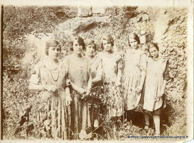 Photo ancienne noir et blanc, familles à la campagne.