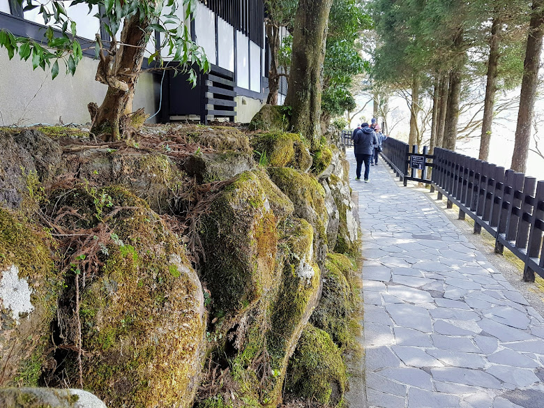 前往資料館的湖邊道路