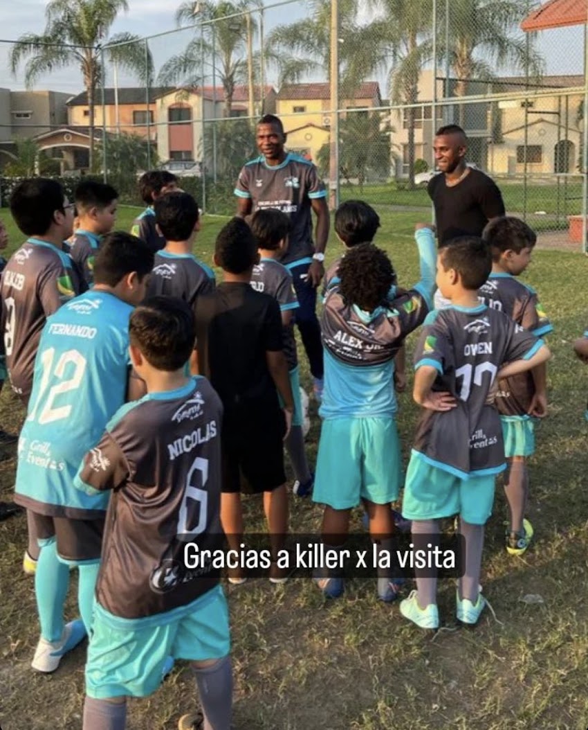 Miller Bolaños visitó la escuelita de fútbol de su hermano Alex. 