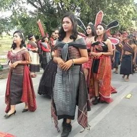 pawai busana dengan kain ulos batak