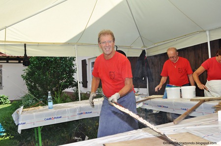 Pilippe mentre sforna la tarte flambeeDSC_0270