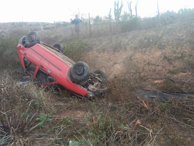 BOM JESUS DA SERRA: Carro capota na BA-640.