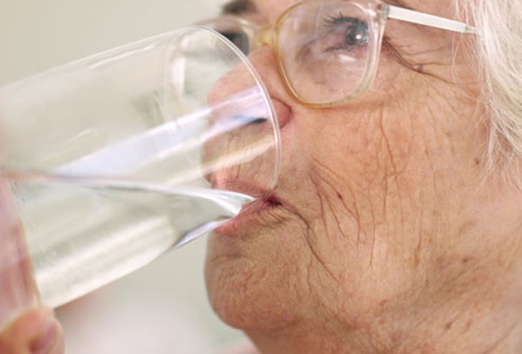 Adulta mayor bebiendo agua
