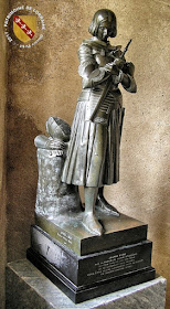 Domrémy-la-Pucelle - Maison natale de Jeanne d'Arc Statue en bronze figurant la Pucelle. Cette œuvre, exécutée par les fondeurs parisiens Soyer et Inger en 1840, a été offerte par la princesse Marie d'Orléans, seconde fille de Louis-Philippe 1er, roi des Français.