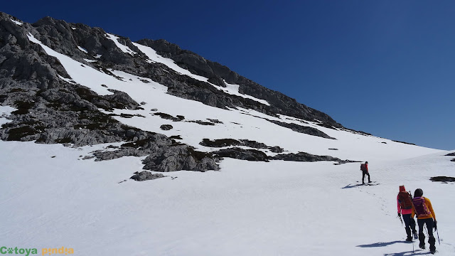 Ruta por 5 'dosmiles" de Ubiña; El Robezo, P. Colines, P. Cigacha, El Pachón y La Mojonera desde los Invernales de Cuspasante.