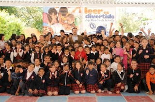 ENTREGA MAX GARCIA COMPUTADORAS A NIÑAS GANADORAS DE LECTURA DE LIBROS