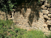 Restes del mur del pou de descàrrega de la bassa del Molí d'Altimires