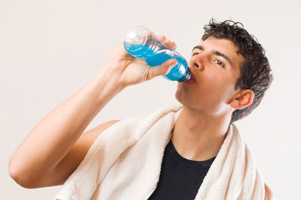 Tập gym nên uống nước điện giải