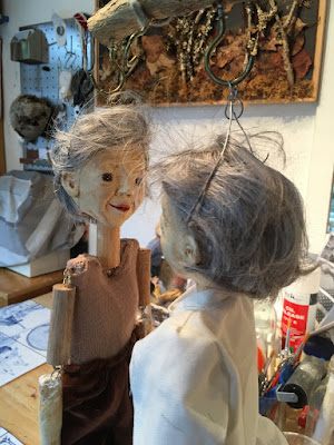 two puppets facing each other. Reflection puppets by Corina Duyn