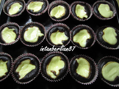 Resepi Black bottom cupcake with cream cheese filling 