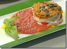 Millefoglie di pesce spada con pomodori e panure di prezzemolo