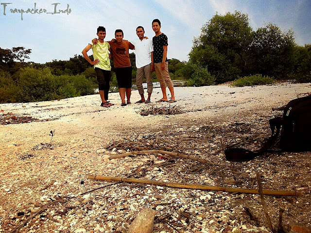 pantai benteng lodewijk mengare