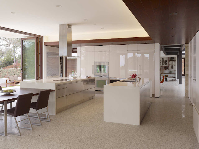 Modern white kitchen in Oz House in Silicon Valley