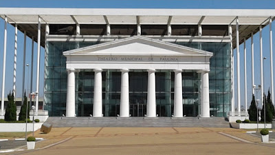 A fachada do Theatro Municipal de Paulínia é voltada para a sede da Prefeitura. Ambas as edificações estão numa avenida de fácil acesso para outras cidades, como Campinas, Sumaré e Hortolândia.