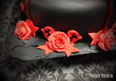 pentacle, gâteau Halloween, Halloween cake, pentacle cake, pentacle Halloween, cake design, roses en gumpaste, bougies gumpaste, faire du sang sur un gâteau, recette pour faire du sang, pâte à sucre, gumpaste, gâteau rouge et noir, gâteau gothique, gothic cake, ganache chocolat/caramel, patissi-patatta