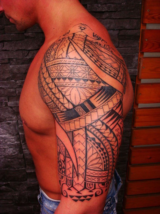 Este polinésia meia manga tatuagem tribal