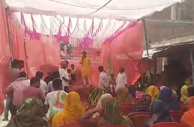  देखें वीडियो: सरैया बाजार में मां मेनका के आगमन को लेकर झूम रहे बीजेपी कार्यकर्ता