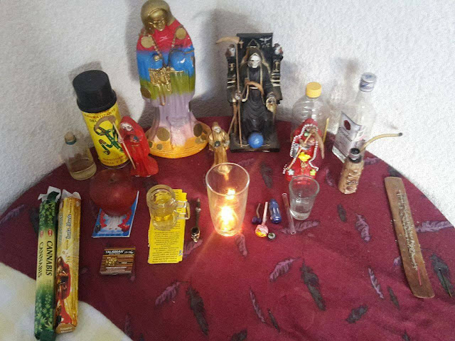 santa-muerte-altar-flores-alcohol-incienso-fruta