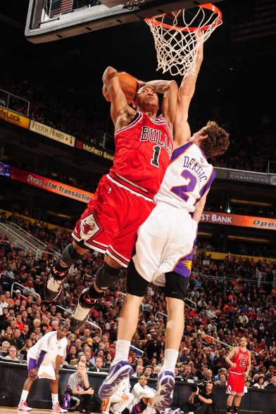 derrick rose dunks on lebron james. derrick rose dunking