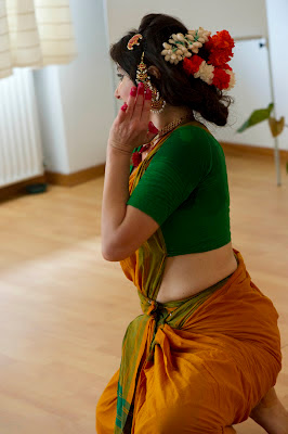 Marialuisa Sales “IL TEMPIO DELL’UOMO” Conferenza - SpettacoloDanza Classica Indiana Bharatanatyam   a cura di Marialuisa Sales  Aspetti storici e simbolici del rito danzato  Kashi Kriya Yoga Centre Perugia, 5 Dicembre 2009, ore 17.00 La conferenza spettacolo alterna l’esecuzione dei brani ad interventi che approfondiscono gli aspetti storici e simbolici della Danza Classica Indiana in relazione alla tradizione Yoga. Il repertorio segue l’impostazione classica del Tanjore Quartet, alternando l’esecuzione delle composizioni classiche (alcune in estratto) a cenni sulle modalità tecnico-compositive dei brani di danza pura (le geometrie delle posizioni), al legame simbolico tra l’arte degli ornamenti, la composizione musicale, i chakra e, non ultime, dettagliate descrizioni della gestualità codificata utilizzata nelle narrazioni.