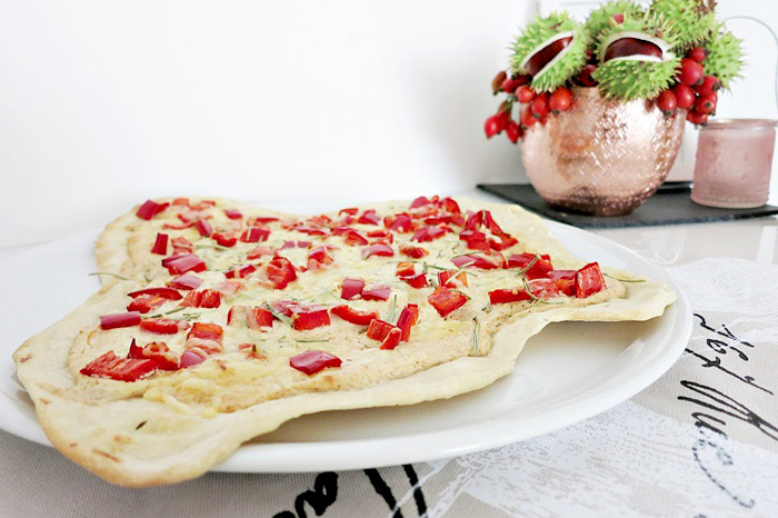 Flammkuchen mit Ziegenfrischkäse und Paprika