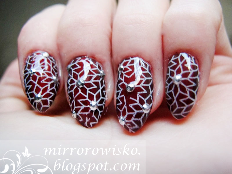 http://mirrorowisko.blogspot.co.uk/2014/12/christmas-mani-1-wrapping-paper.html