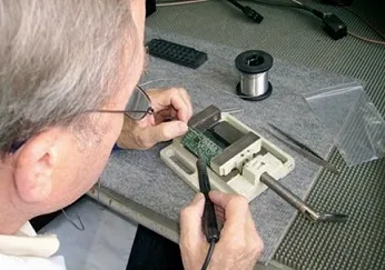 La soldadura manual de componentes SMD, y más cuando se trata  de un chip de 48 patillas, es una auténtica obra de artesanía