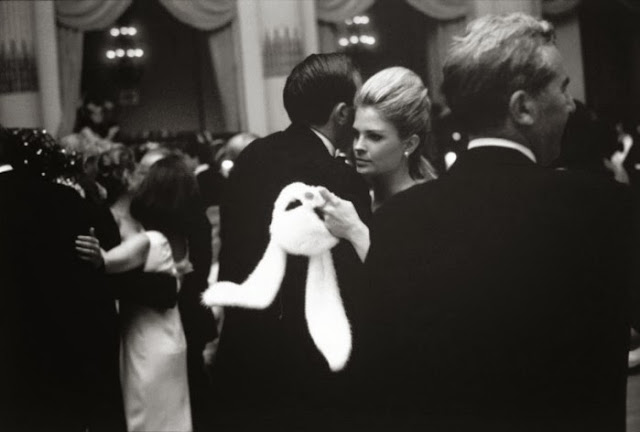 Candice Bergen holding Her Bunny Mask At Truman Capote’s 1966 Ball
