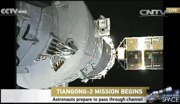 Shenzhou 11 successfully docked with Tiangong 2